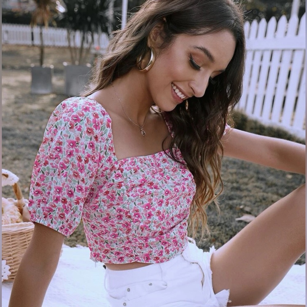 Ditsy Floral Square Neck Puff
Sleeve Cropped Blouse